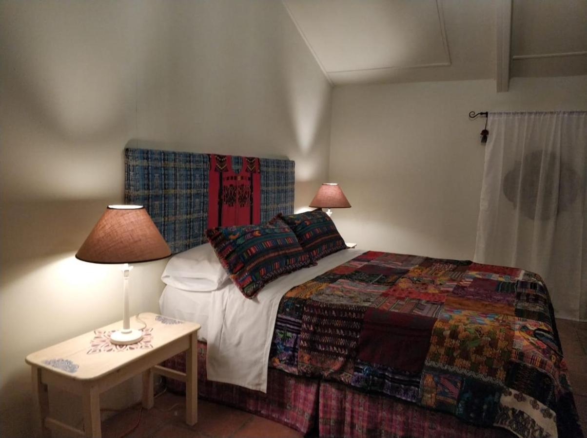 Yellow House Hostel B&B أنتيغوا غواتيمالا المظهر الخارجي الصورة