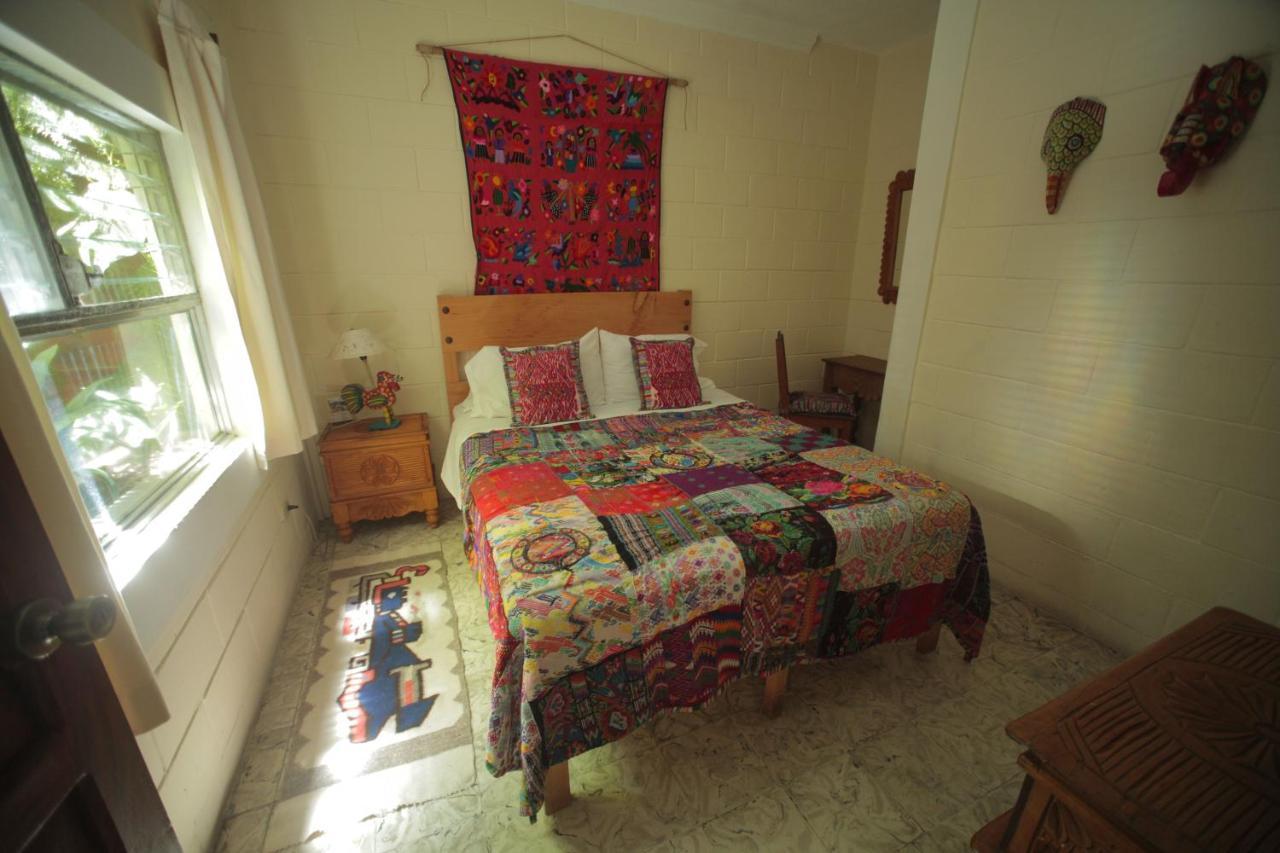 Yellow House Hostel B&B أنتيغوا غواتيمالا المظهر الخارجي الصورة